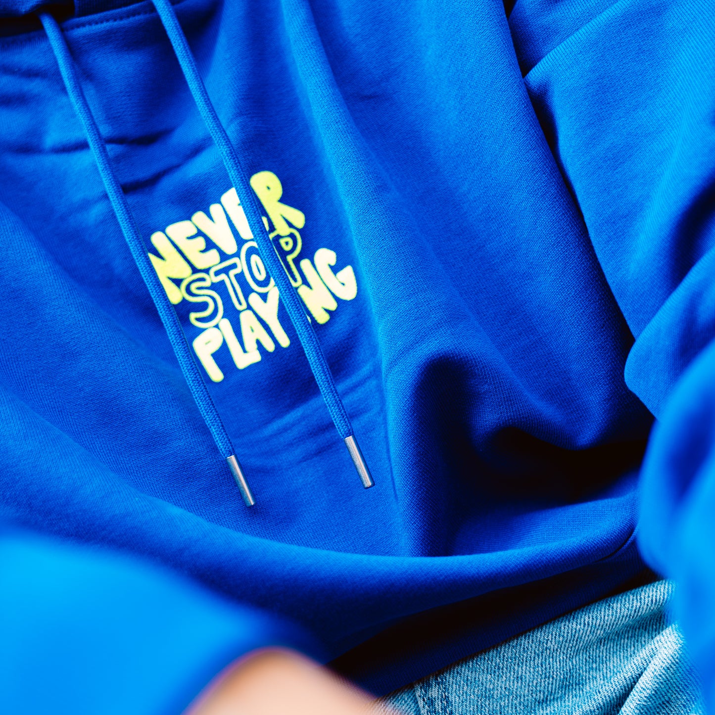Blauer Kapuzenpulli mit Druck