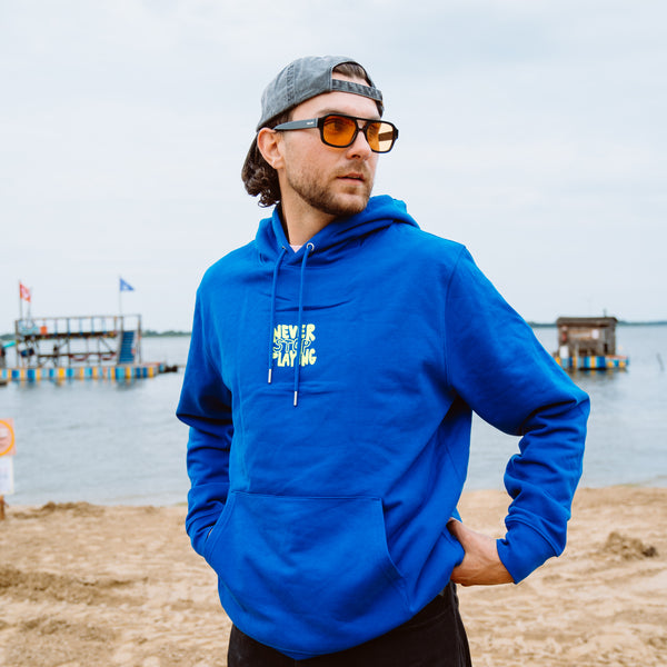 Model trägt blauen About You Pangea Festival Merch Hoodie 2025
